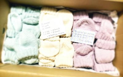 Bonnets tricotés par des bénévoles pour les bébés nés prématurément